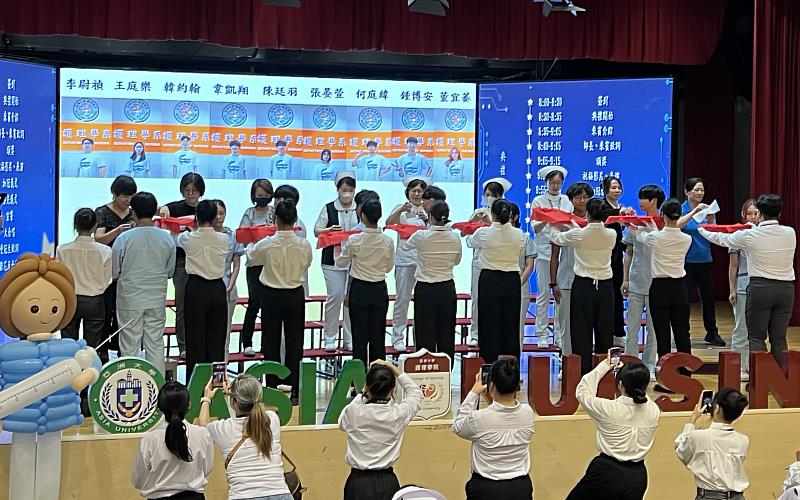 亞大護理系師長和多位醫療院所代表，一同為受冠生授冠，象徵傳承護理專業使命的傳承。