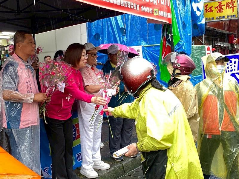 宜蘭市長陳美玲、宜蘭縣救國團許財清主任委員贈康乃馨