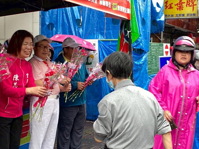 宜蘭市長陳美玲、宜蘭縣救國團許財清主任委員贈康乃馨
