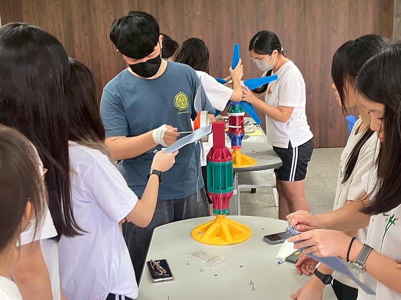 南臺藏碳蘊漁團隊辦理屏東女中風能實作工作坊之情形。