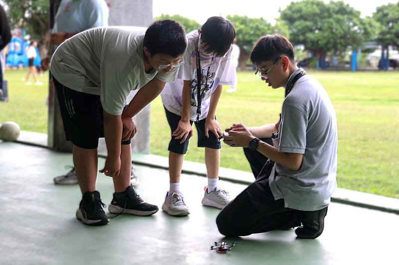 南臺電機系學生引導青草國小學童操作DIY無人機。