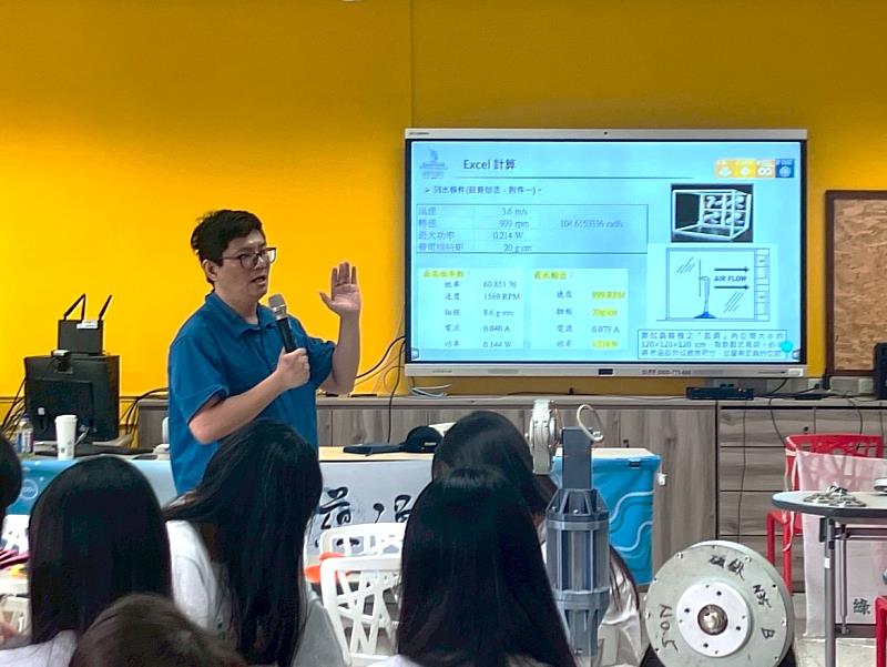 陳宥任老師向屏東女中學生講解風力發電。