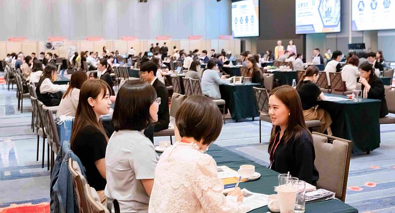 國企班學員與企業洽談熱絡。(貿協提供)