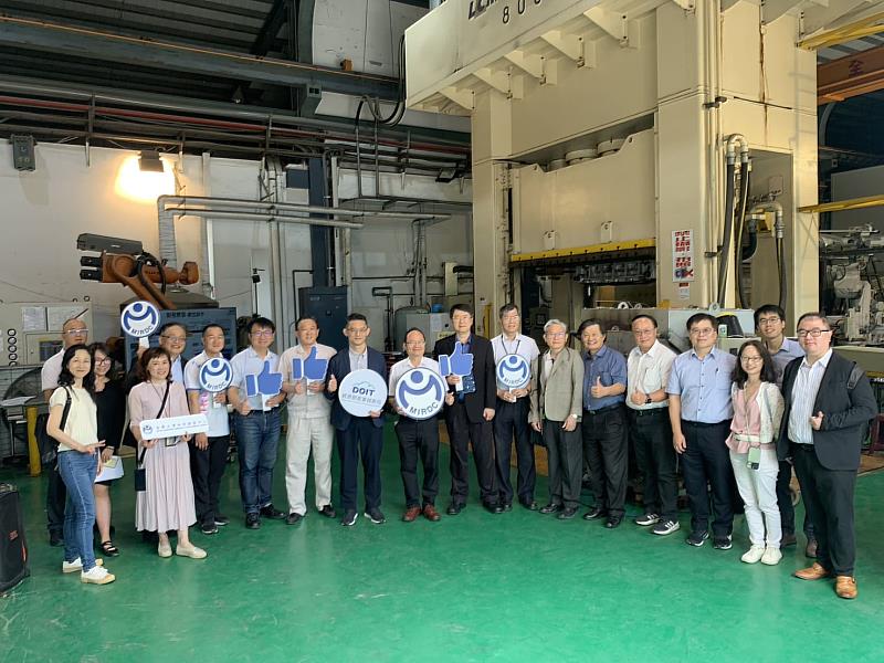 經濟部產業技術司郭肇中司長及業者參觀金屬中心AI試製線