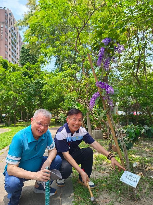 林昭庚院士與黃志銘里長在「育德園道」移植種樹留影。