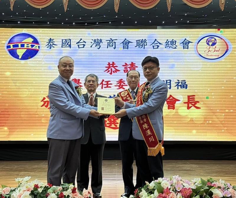 張俊福大使與重要幹部合影。