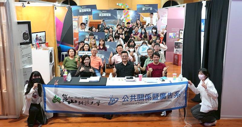 公廣系於台南吳園舉行畢業製作外展與外部評比，全體合影