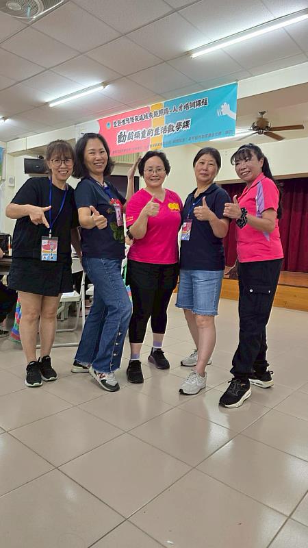 (左起)李玉清、林家卉、劉采菁老師、胡美滿、和陳麗安一同合影