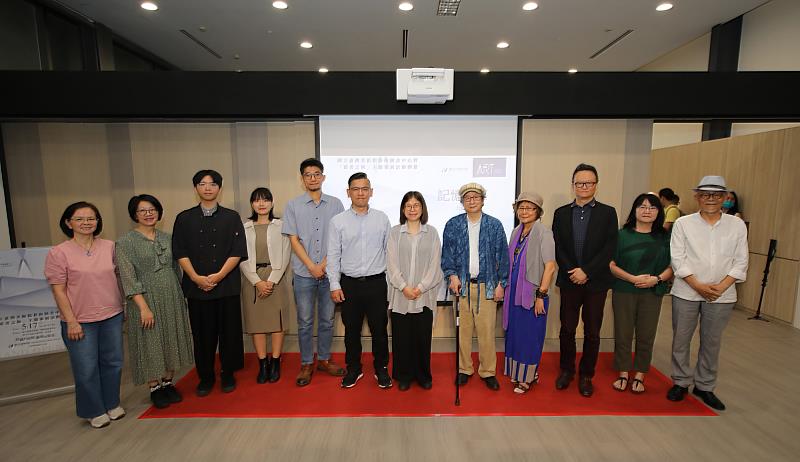 藝術圖書中心開幕與會貴賓合影，國美館長陳貺怡(右6)、藝術家謝里法伉儷(右5、4)、空間設計規劃團隊黃智良先生(右7)、「造書之術主題展策展人」劉子平(右8)等人