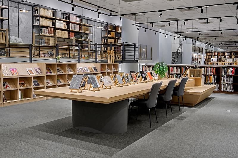 長桌展示區、期刊閱覽區