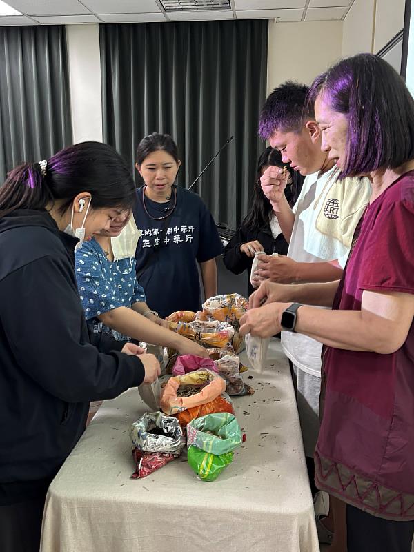 進修部學生試聞漢方藥材香氣