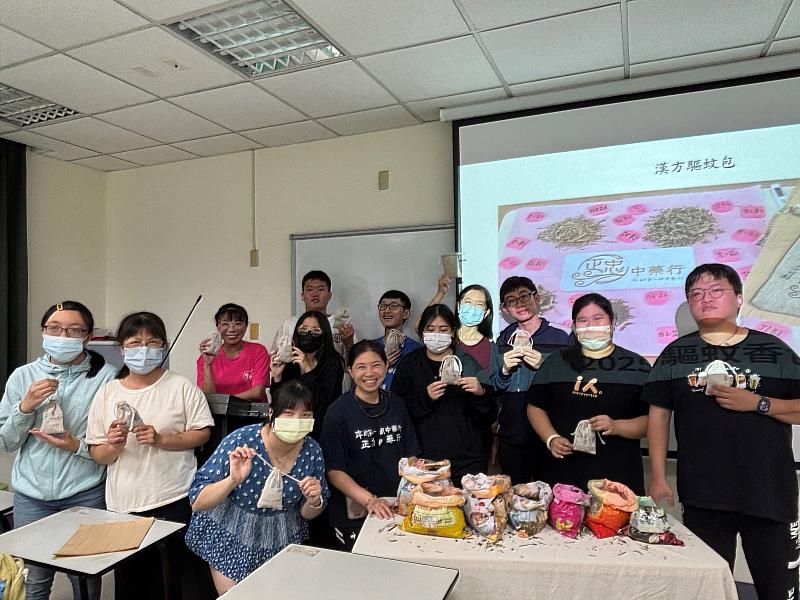 崑大樂活學程手作「漢方香包」，進修部學生與業師合影
