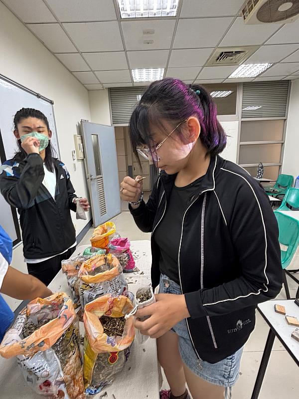 日間部學生試聞漢方藥材香氣