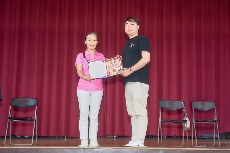 桃園市籃委會陳則綸副主任委員頒發感謝狀給開南大學，由藍孝勤副校長代表接受