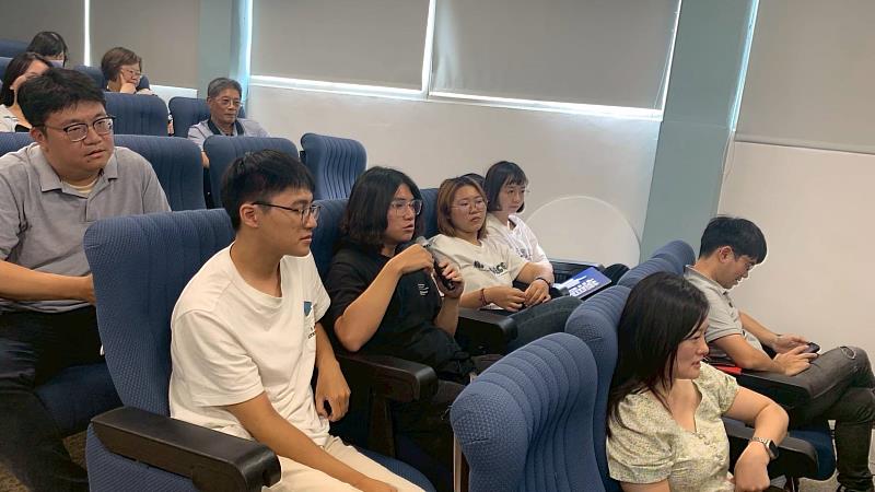 與會者熱烈地參與對話
