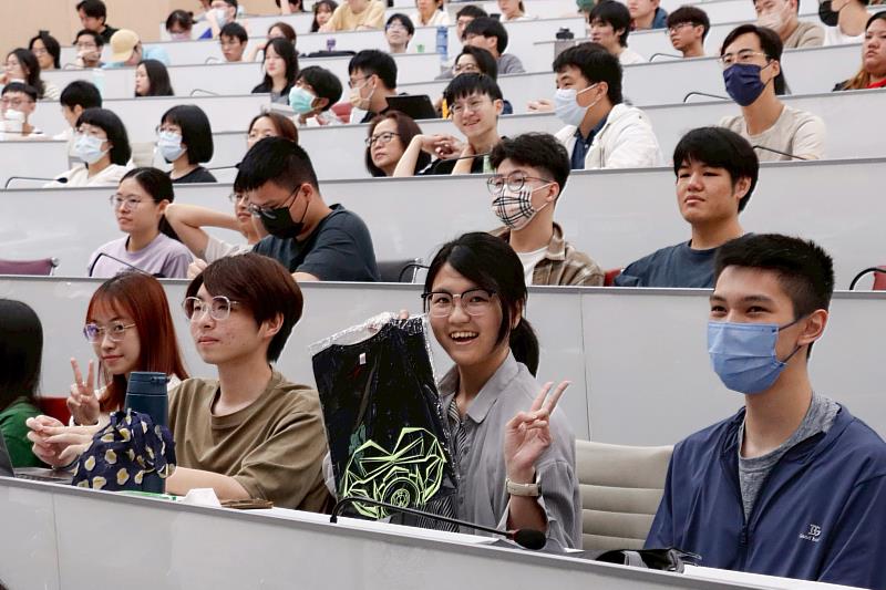 淡江大學「NVIDIA COMPUTEX 2025 黃仁勳執行長 Keynote Watch Party」同步直播現場，有獎徵答活動中，學生開心領取 NVIDIA 潮T。（圖／淡江大學提供）