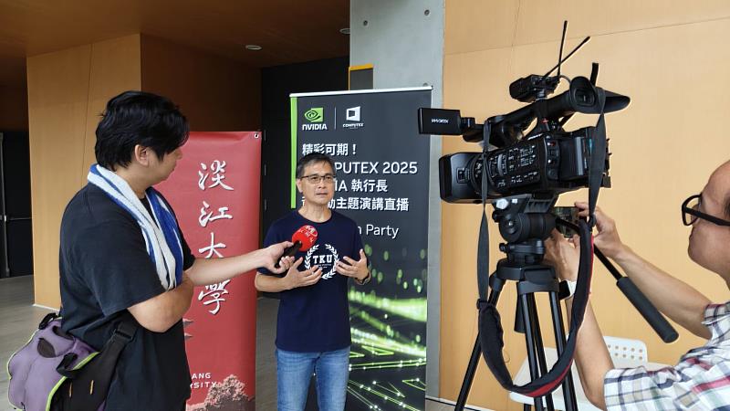 李宗翰院長接受媒體採訪，希望高中生透過本次活動感受到，選擇淡江，就是邁向 AI未來的起點。（圖／淡江大學提供）