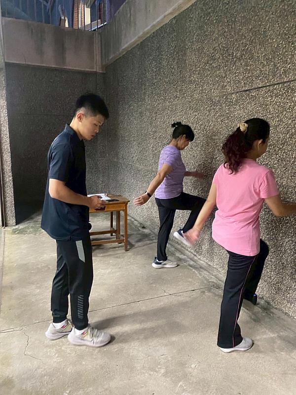 南華大學連續兩年承辦嘉義縣骨鬆肌少高風險運動營養班，學員進行心肺功能檢測。