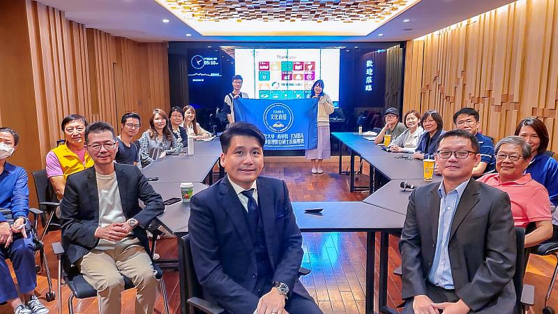 企業參訪觀摩、ESG永續專題講座、領導溝通工作坊、AI數位轉型工作坊等，都是備受EMBA數位碩專在職生歡迎的實務性學習活動。