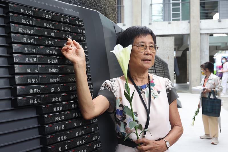 政治受難者黃溫恭之女黃春蘭表示，父親在1953年被處決前一晚寫下5封遺書，直至2011年遺書才回到家人手中；兩人雖未曾相見，但遲來的遺書讓她感受到父愛的存在。