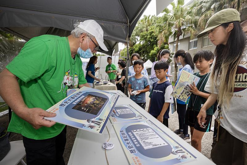 國家人權博物館今（19）日舉辦人權市集，設置人權團體及教育單位互動攤位、手作體驗攤位等，並規劃集章及任務挑戰活動，從中分享人權知識。