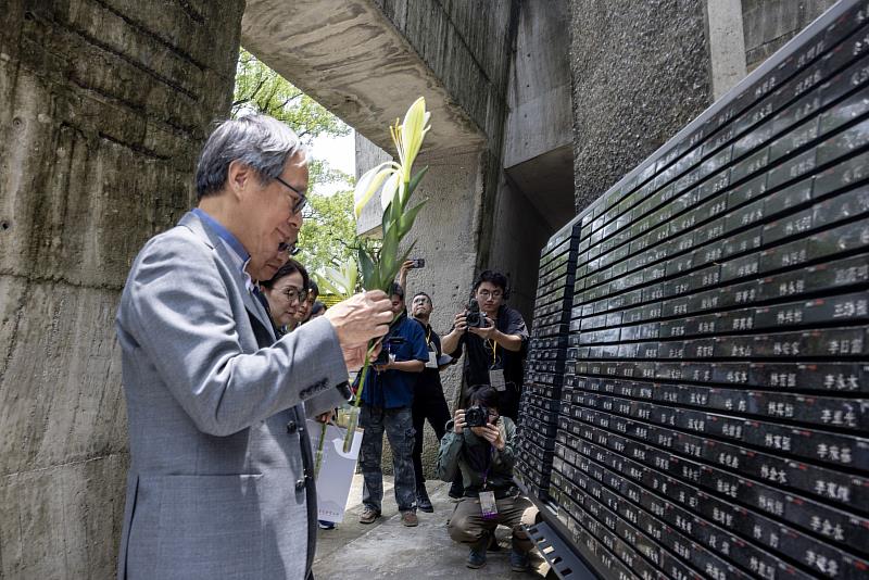 文化部長李遠在519白色恐怖記憶日典禮後，至人權紀念碑獻上象徵人權與自由的鐵砲百合。