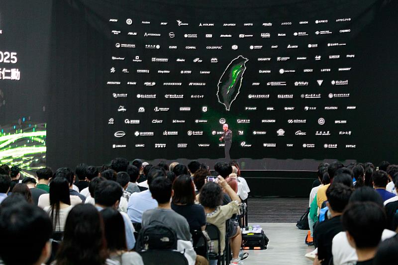 NVIDIA執行長黃仁勳COMPUTEX主題演講中，秀出世新大學、台積電等合作夥伴生態系統。（世新大學提供）
