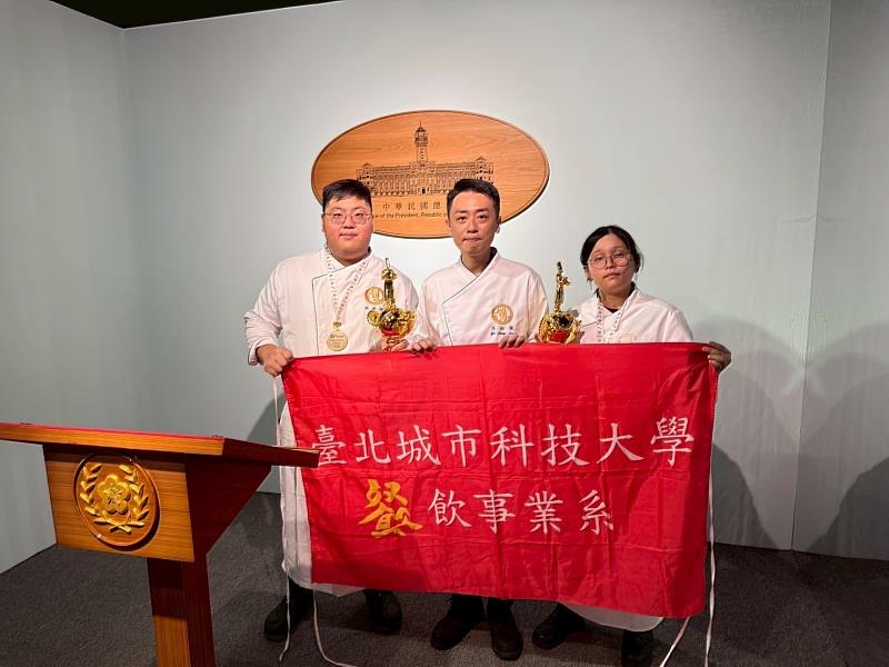 城市科大餐飲事業系師生於總統府合影
