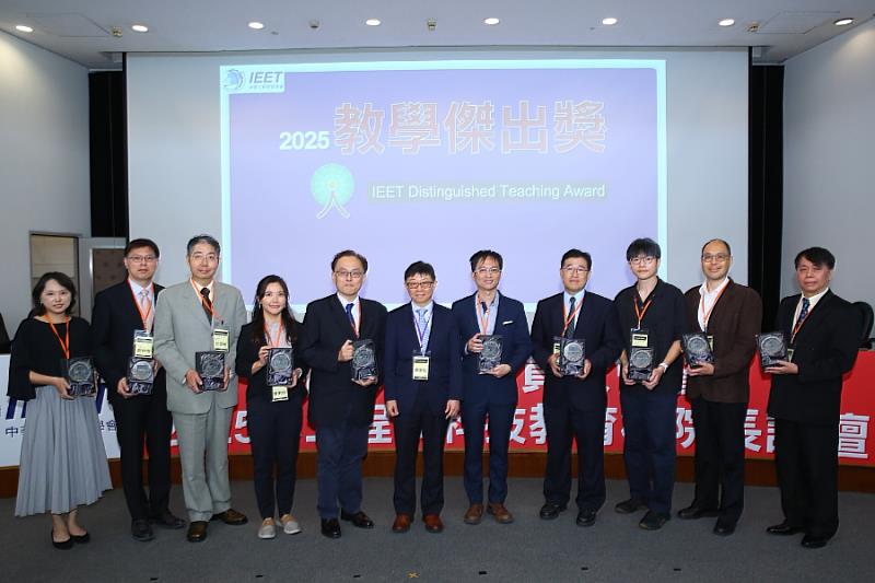 逢甲大學光電系特聘教授江俊明(右1)、自控系教授沈祖望(右4)、建築專業學院副教授趙又嬋(左1)榮獲IEET「教學傑出獎」。