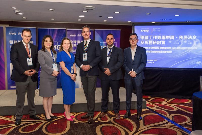KPMG台灣所、德國所與德國在台協會今(19)日聯合舉辦「德國工作簽證申請、移居法令及稅務」研討會，左起KPMG德國所主持律師Ingo Todesco 、KPMG安侯建業稅務部副營運長丁傳倫、德國在台協會領事事務主任Nicole Steinhauer 、KPMG德國所主持律師Thomas Wolf、KPMG德國所律師暨資深經理Christian Jimenez Metzler、KPMG安侯建業稅務部執業會計師丁英泰一同與會。