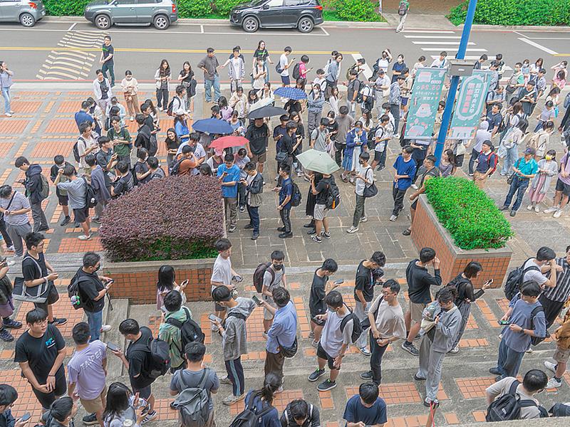 「COMPUTEX 2025 Watch Party」風靡中央大學，一早排隊人潮絡繹不絕。