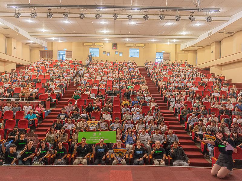 COMPUTEX 2025 Watch Party」中央大學直播場，吸引將近500名師生湧入，體驗當前AI的最新進展和產業趨勢。