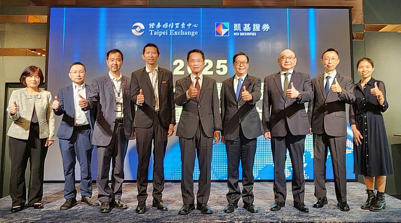 凱基證券攜手櫃買中心舉辦「2025台北國際電腦展展前論壇」,由凱基證券董事長許道義(中右)、總經理方維昌(右三)、櫃買中心董事長簡立忠(中)、總經理陳麗卿(左一)與參加法說會上櫃公司代表合影。