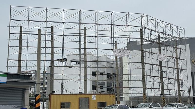 嘉義縣政府6月起強制拆除違規廣告，保障用路人安全-3