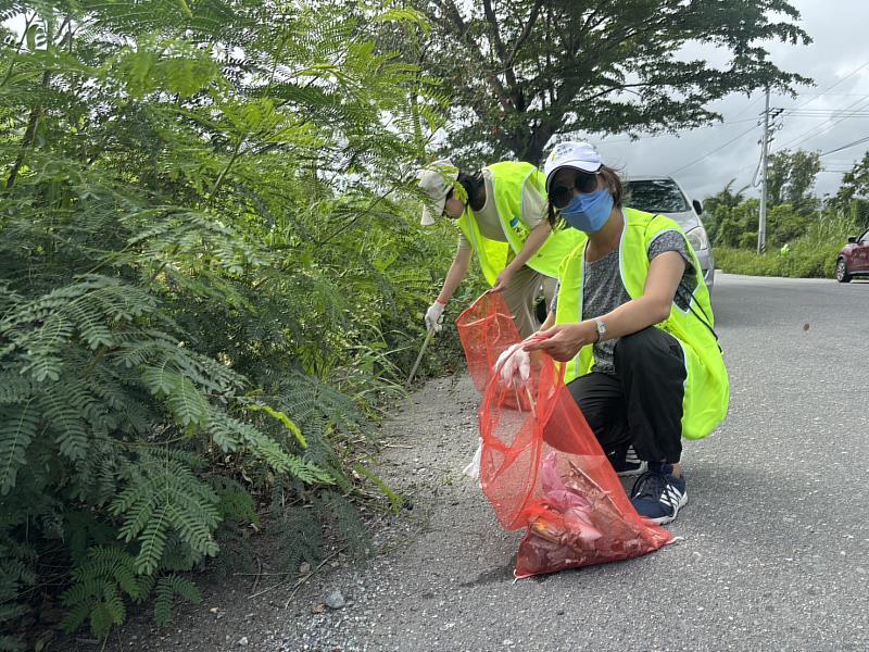 齊心守護河岸環境！ 臺東環保局號召巡守隊清理利嘉溪 共清出121.5公斤廢棄物 打造永續水域生態