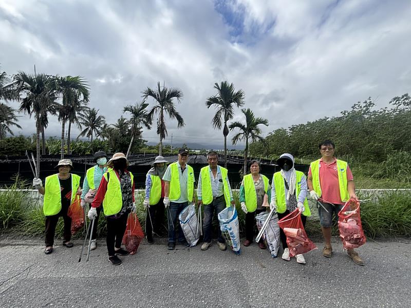 齊心守護河岸環境！ 臺東環保局號召巡守隊清理利嘉溪 共清出121.5公斤廢棄物 打造永續水域生態