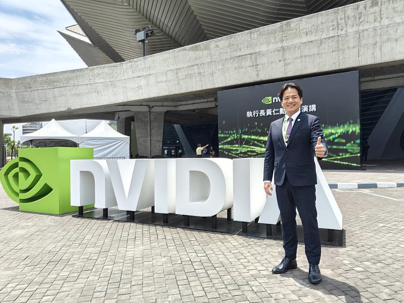 邱臣遠代理市長參加NVIDIA黃仁勳COMPUTEX 2025首場主題演講,聆聽AI新資訊