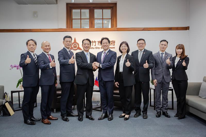 日本九州佐賀縣鳥栖市訪團拜會竹市府，雙方成員大合影。