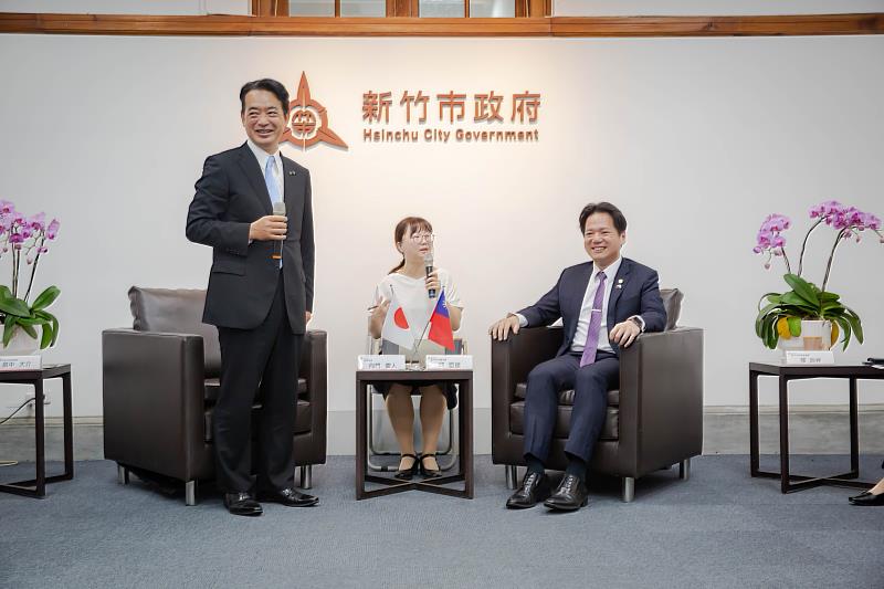 鳥栖市長向門慶人致詞。