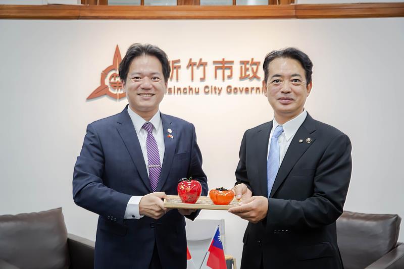 邱臣遠代理市長致贈一柿蘋安玻璃藝品