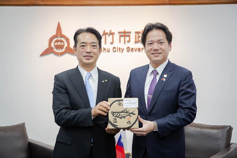 向門市長回贈鳥栖市在地知名「魚蓮坊窯」的陶製杯具。