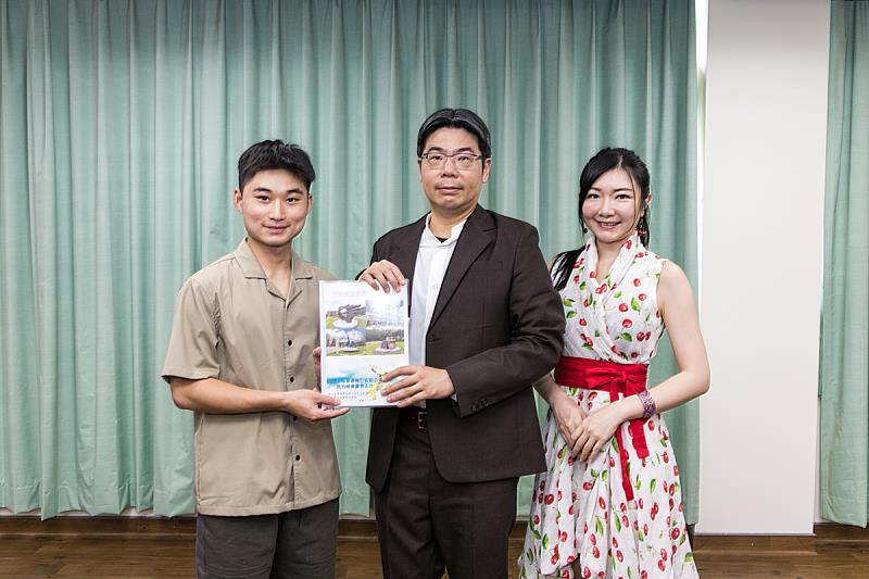 河工系3年級王禹羲同學代表致贈感謝冊