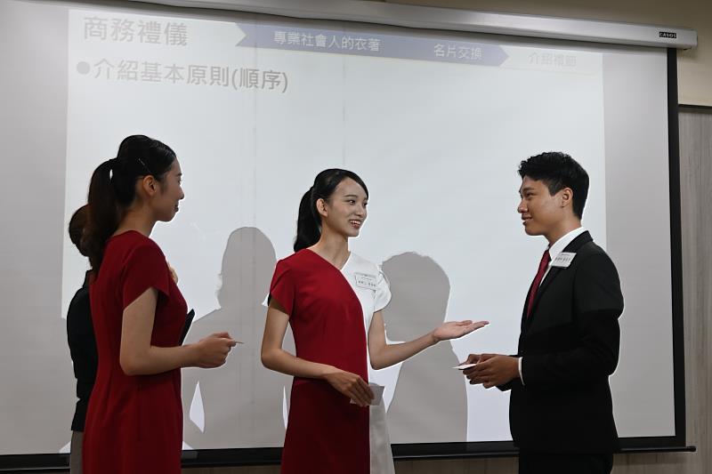 南大親善大使課程內容涵蓋商務場合基本禮儀、肢體語言運用、交際互動技巧等