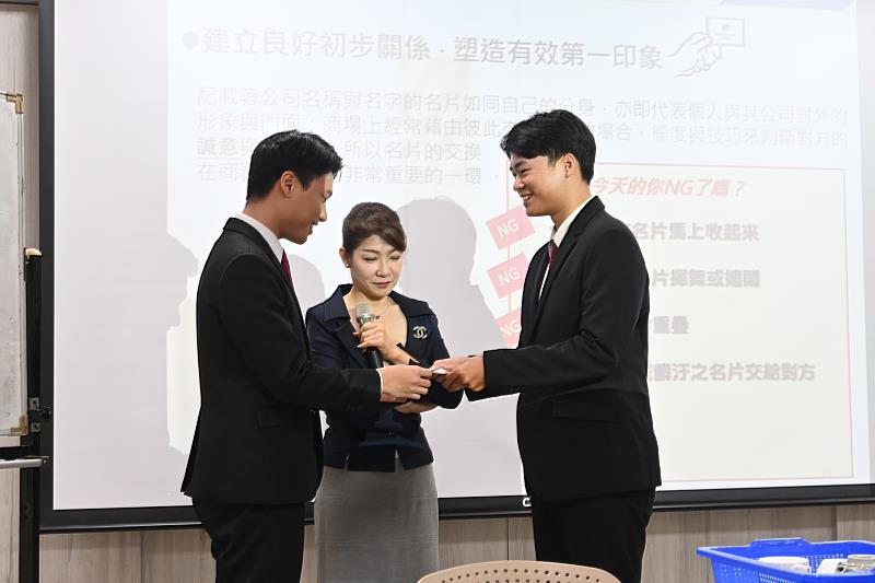 南大親善大使課程幫助團員養成自信且得體的儀容與應對技巧，充分展現大學接待人員應具的風範