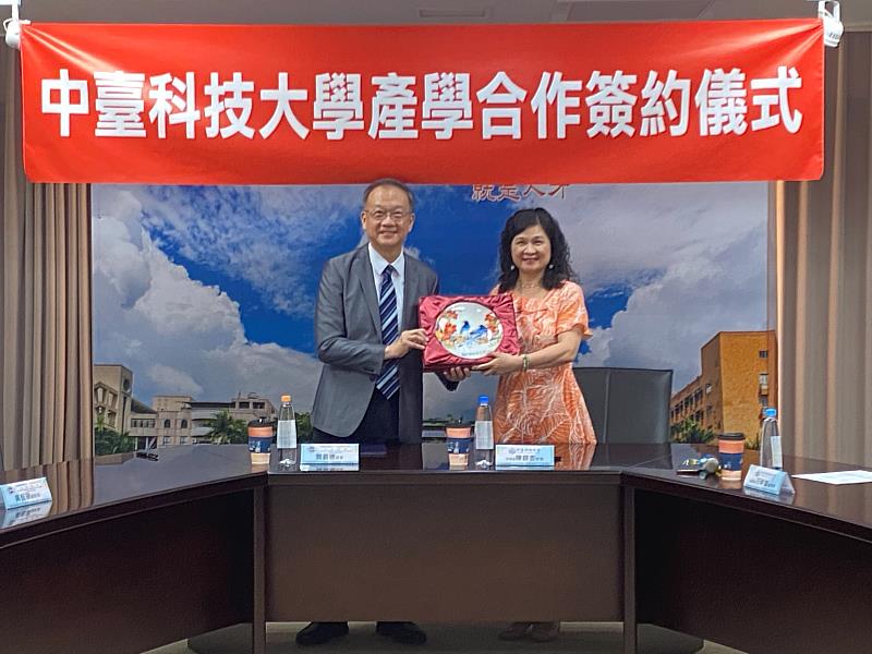 中臺科大陳錦杏校長致贈紀念品給仁愛長庚合作聯盟醫院（大里仁愛醫院）龔嘉德院長