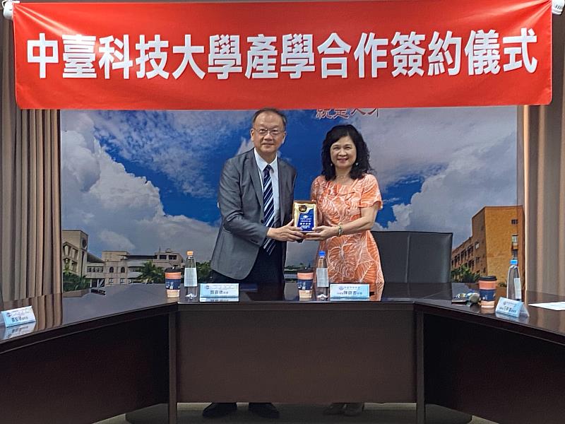 仁愛長庚合作聯盟醫院(大里仁愛醫院)龔嘉德院長致贈精美禮品給中臺科大陳錦杏校長