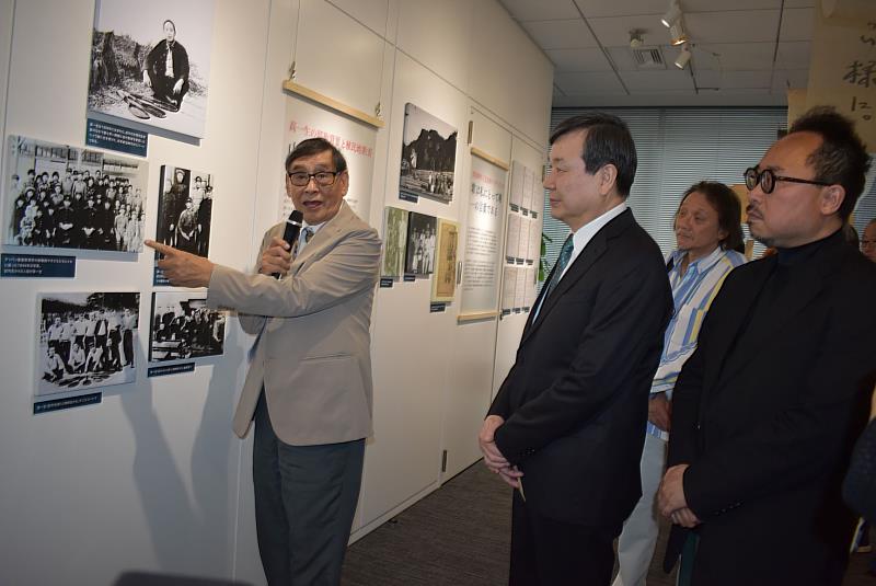 「臺灣人權及音樂故事展—高一生先生，三代的家族之歌」展覽顧問高英傑先生為來賓導覽（駐日臺灣文化中心提供）