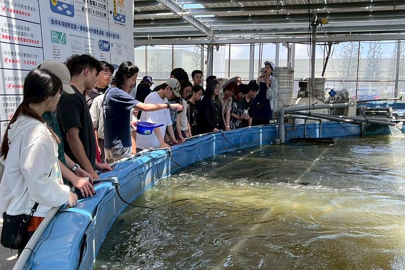 海大師生進入場域實際觀摩智慧養殖技術實務操作