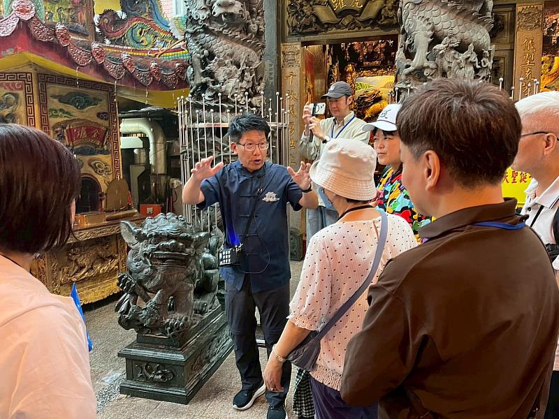 深坑人文工作室簡振隆主任帶領學員認識民俗信仰尪公(照片/中國科大提供)