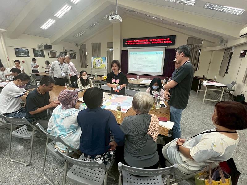 鄭福田文教基金會邱慧珠執行長帶學員認識深坑古道(照片/中國科大提供)